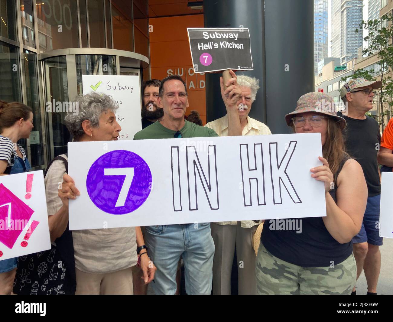 Transit-Befürworter, gewählte Beamte und lokale Führer bei einer Kundgebung im Viertel Hell’s Kitchen in New York am Dienstag, den 9. August, 2022 Aufruf der MTA zum Bau der Tenth Avenue und 41. Street U-Bahn-Station, die ursprünglich für die Flushing Line Extension geplant war, aber wegen Kosten fallen gelassen wurde. Das Gebiet hat ein beträchtliches Bevölkerungswachstum erreicht, und der Bahnhof, der tatsächlich ausgegraben wird, würde die Entfernung der Bewohner verringern, um zu einem Zug zu gelangen. (© Frances M. Roberts) Stockfoto