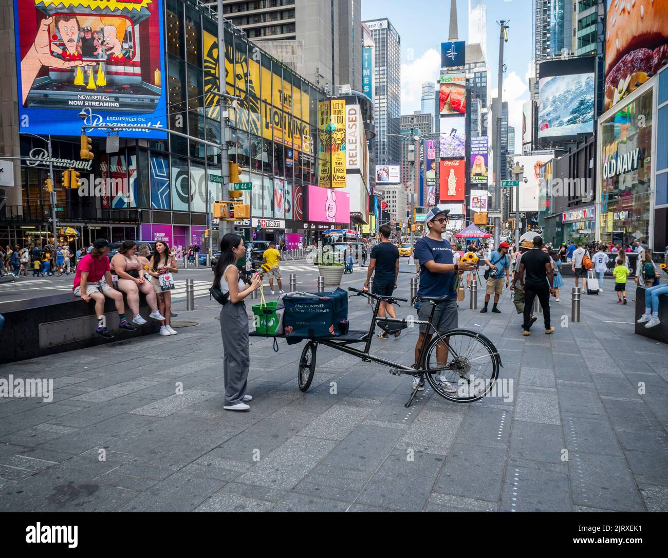 Urban Stemes gibt am Donnerstag, den 18. August 2022, kostenlose Sonnenblumen auf dem Times Square in New York als Markenaktivierung aus. (© Richard B. Levine) Stockfoto