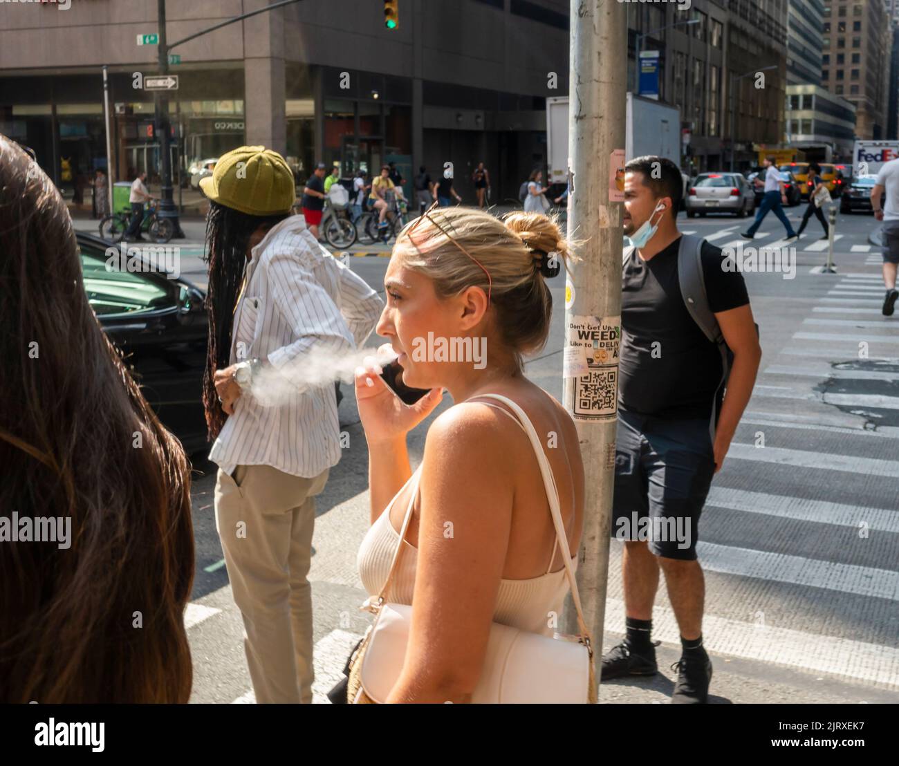 Am Donnerstag, den 25. August 2022, dampfende Frau auf der Fifth Avenue in Midtown Manhattan in New York. (© Richard B. Levine) Stockfoto