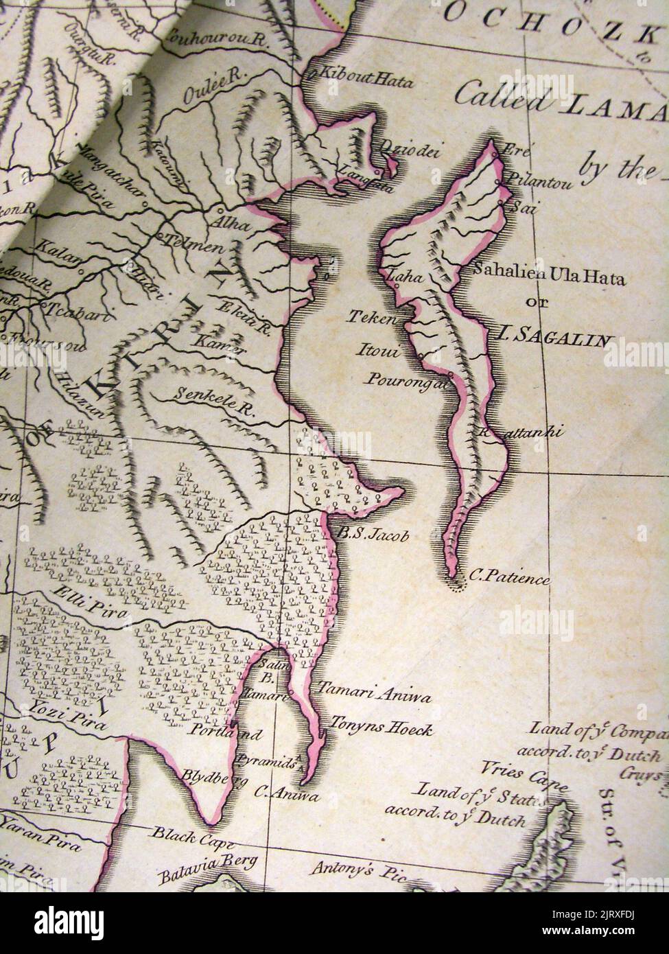 Ein Fragment der Karte des Russischen Reiches, das auf d'Anvilles Werk in Thomas Kithen's 'Atlas beschreibt das ganze Universum' basiert. Sakhalin wird 'Sahalien Ula Hata oder I. Sagalin - Sakhalin Island, 1773 genannt Stockfoto