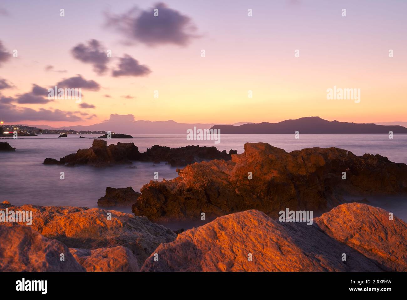 Wunderschönes Meer und Wellen bei Sonnenuntergang in Chania Kreta - Griechenland - Langzeitbelichtung Foto Stockfoto