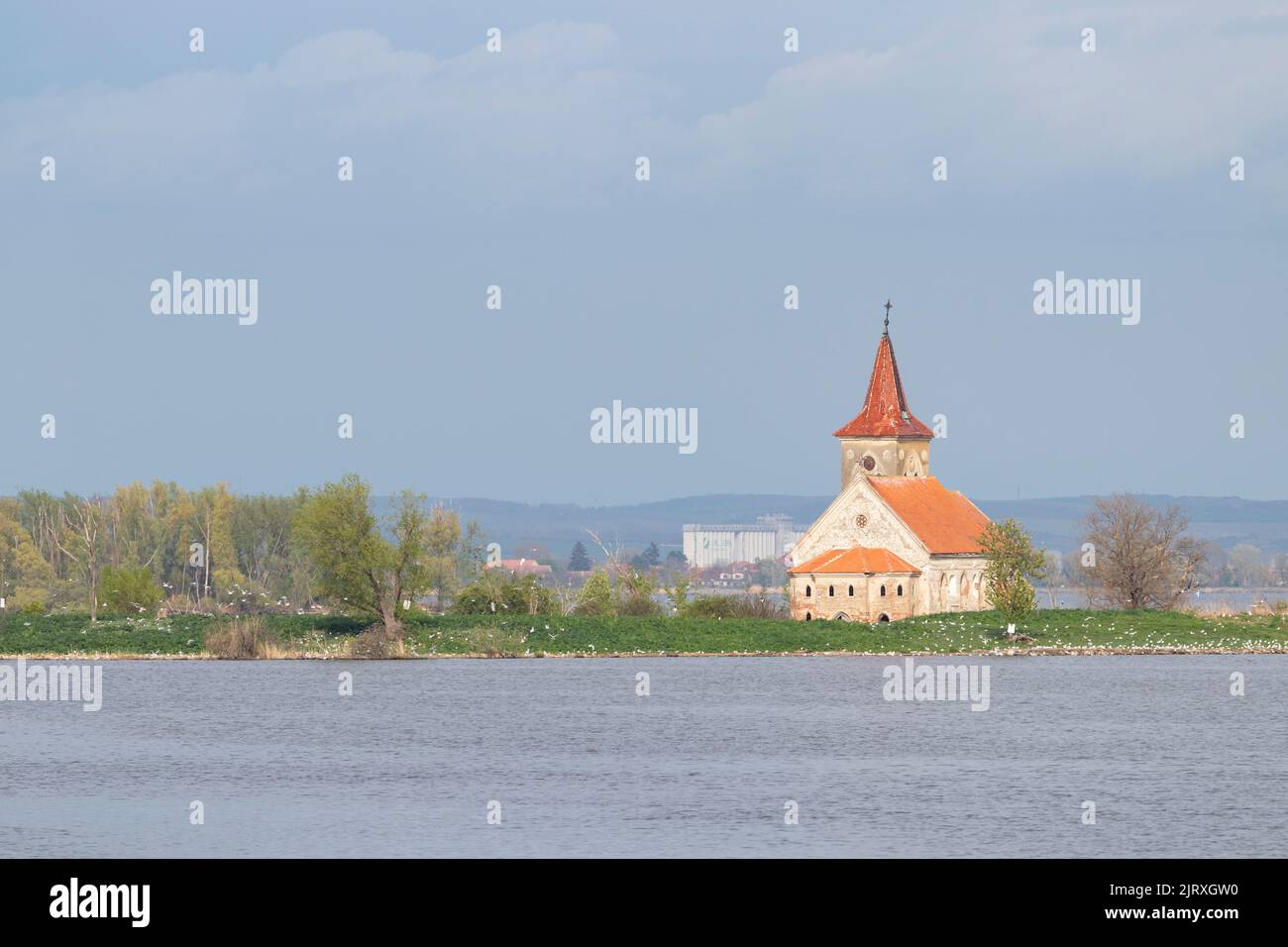 Kirche St. Linhart in der Mitte des Sees Musovse in der Tschechischen Republik in Europa. Stockfoto