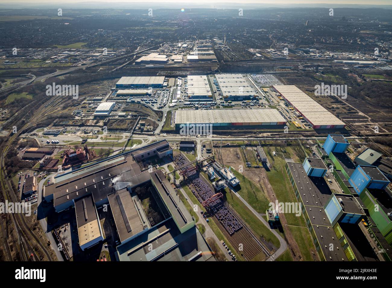 Luftaufnahme, Industriegebiet Westfalenhütte mit Logistikzentrum Amazon, Schenker, Decathlon und Post DHL, Dortmund, Ruhrgebiet, Nordrhein-Westfalen Stockfoto