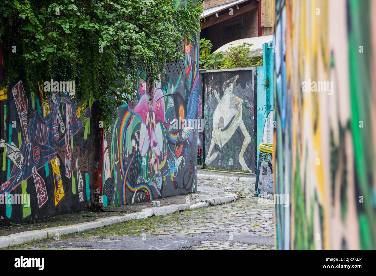 Batman's Alley, Vila Madalena, São Paulo Brasilien - 16. Februar 2019: Batman's Alley ist ein Graffiti-Gericht, das sich in Vila Madalena, einer Bohemian ne, befindet Stockfoto