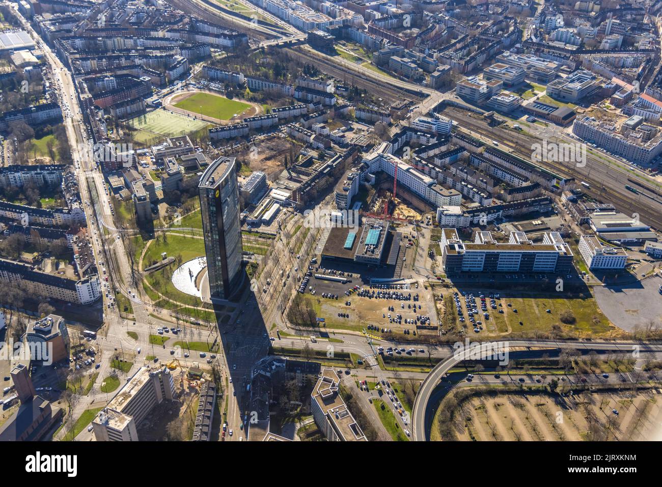 Luftaufnahme, AERA-Tower mit Baustelle in der Mercedesstraße mit Neubau einer Büro- und Wohnanlage im Stadtteil Düsseltal Stockfoto
