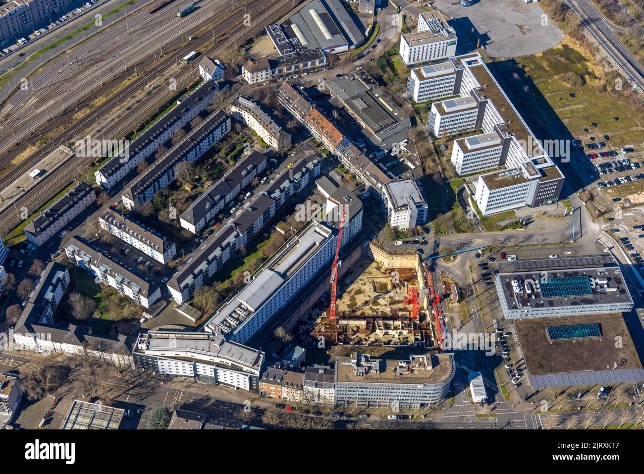 Luftaufnahme, Baustelle in der Mercedesstraße mit Neubau einer Büro- und Wohnanlage im Stadtteil Düsseltal in Düsseldorf, R Stockfoto