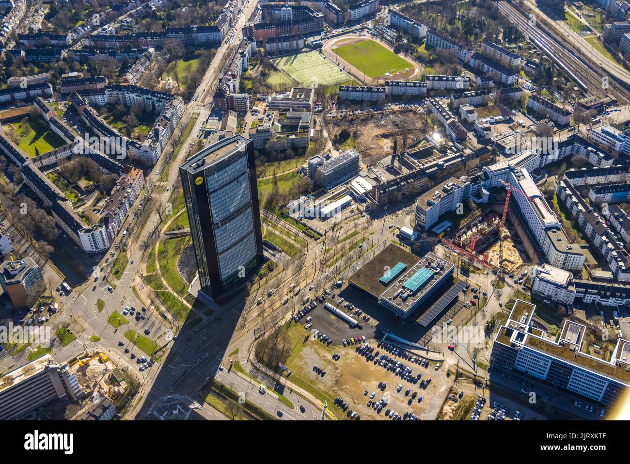 Luftaufnahme, AERA-Tower mit Baustelle in der Mercedesstraße mit Neubau einer Büro- und Wohnanlage im Stadtteil Düsseltal Stockfoto