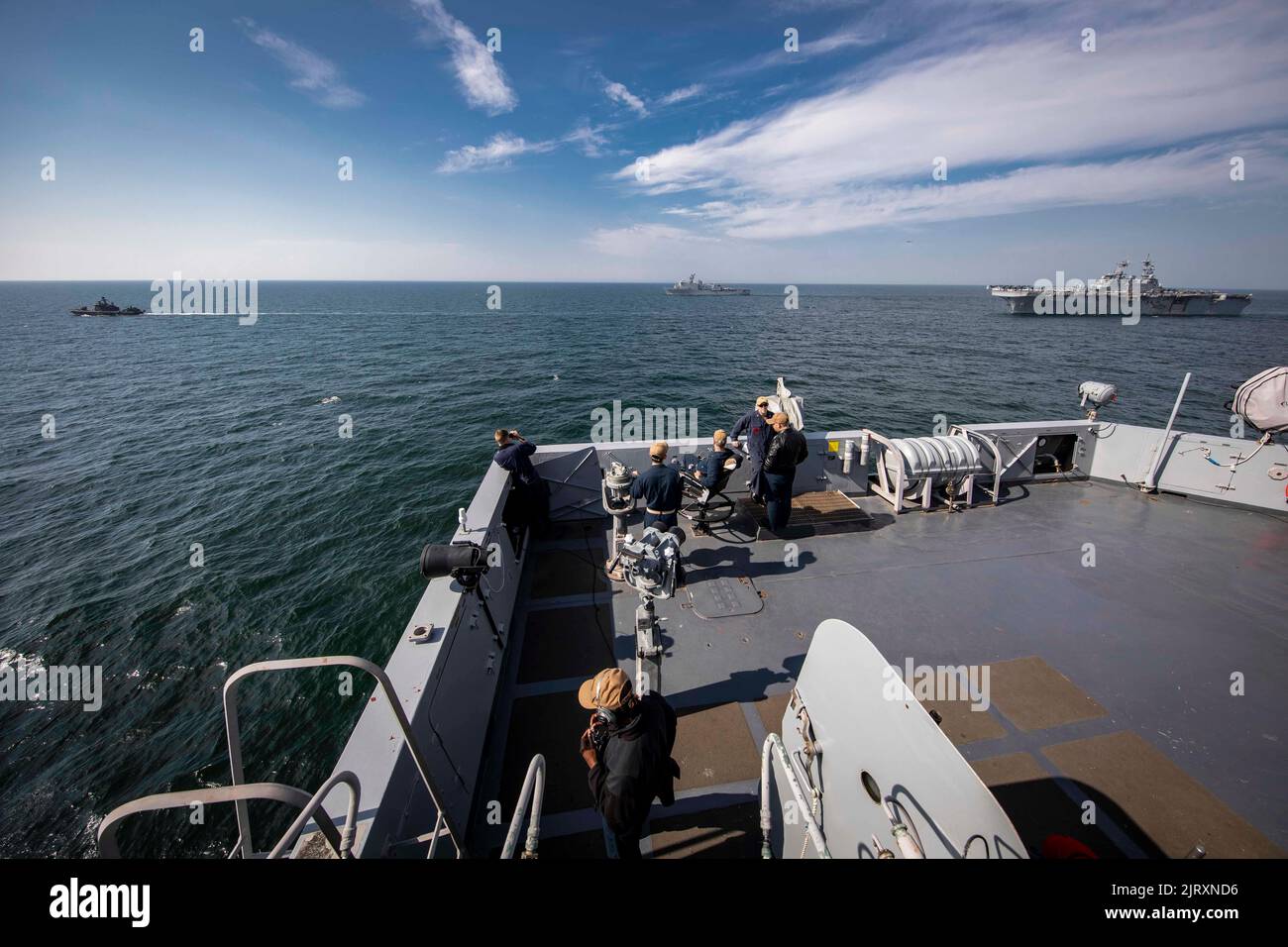 220816-N-PC065-1081 OSTSEE (AUG 16, 2022) – das amphibische Transportschiff USS Arlington (LPD 24) der San Antonio-Klasse, im Vordergrund, segelt in Formation mit dem von links abgehenden Patrouillenboot FSN Porvoo der finnischen Marine Rauma-Klasse (PGG 72), dem Anlegeschiff USS Gunston Hall der US Navy Whidbey Island (LSD 44), Und das amphibische Sturmschiff USS Kearsarge (LHD 3) der US Navy Wasp-Klasse während einer Fotoübung in der Ostsee am 16. August 2022. Die Kearsarge Amphibious Ready Group und die 22. Marine Expeditionary Unit, die unter dem Kommando und der Kontrolle der Task Force 61/2 stehen, befinden sich in einem geplanten Einsatz Stockfoto