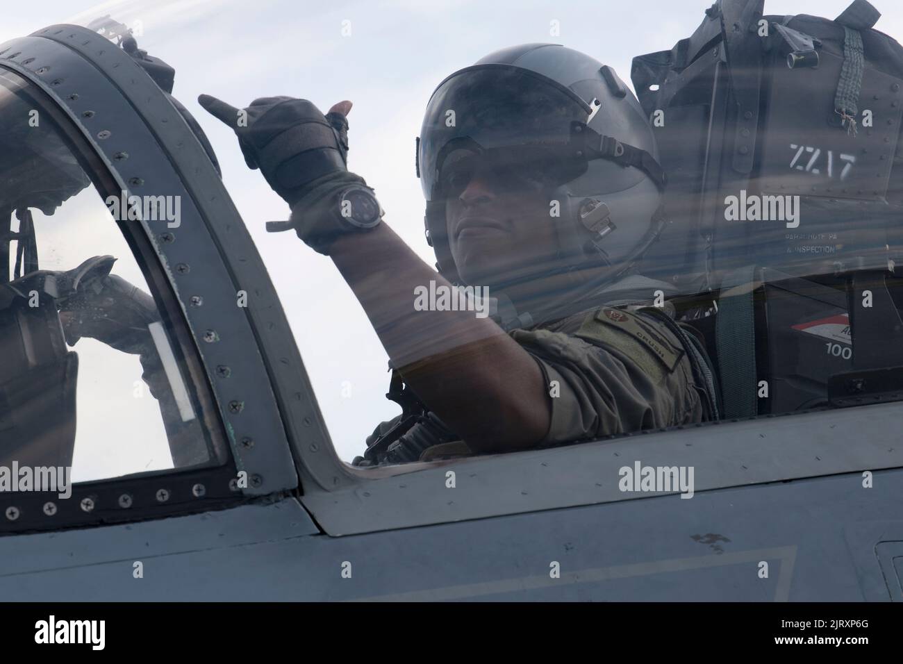 Ein F-15C Eagle-Pilot, der dem 44.-Jagdgeschwader zugewiesen wurde, sitzt im Cockpit, während er während der Stoßanspannung auf dem Kadena Air Base, Japan, am 24. August 2022, in einer heißen Grube betankt wird. Während eines Auftanks in einem heißen Schacht bleibt der Pilot im Cockpit, während die Motoren laufen, während die Wartungstechniker Sicherheitskontrollen durchführen und das Flugzeug nachtanken, was die Zeit zwischen den Betriebsabschnitten auf weniger als 30 Minuten reduziert. (USA Luftwaffe Foto von Senior Airman Jessi Roth) Stockfoto
