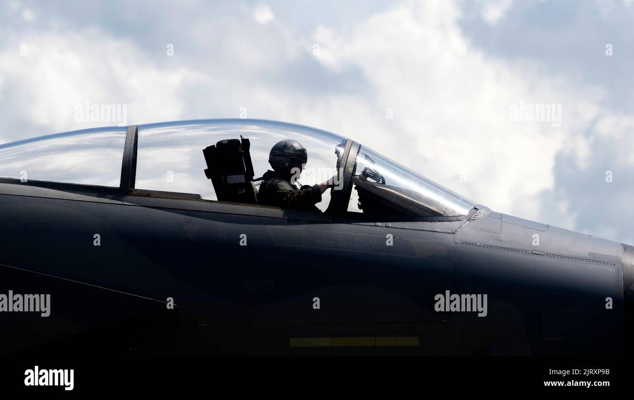 Ein Pilot der F-15C Eagle, der den 44. Jagdgeschwader zugewiesen wurde, nimmt nach einem Training zur Unterstützung von Stoßeinsätzen auf der Kadena Air Base, Japan, am 23. August 2022 ein Taxi zum Vorfeld. Während des Anstiegs flog die 44. FS bis zu 40 Einsätze pro Tag, verfeinert Luft-Luft-Taktiken und fortgeschrittene Kampfmanöver und stärkt die Bereitschaftsfähigkeiten, die notwendig sind, um einen freien und offenen Indo-Pazifik zu gewährleisten. (USA Luftwaffe Foto von Senior Airman Jessi Roth) Stockfoto