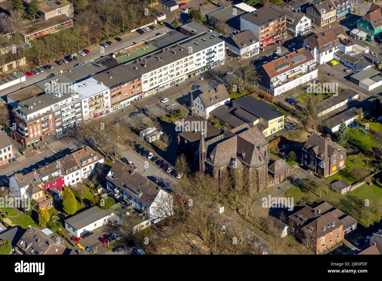 Luftaufnahme, am Sittardsberg, katholische Kirche St. Judas Thaddäus, Münchener Straße, Buchholz, Duisburg, Ruhrgebiet, Nordrhein-Westfalen, Deutschland, pl Stockfoto