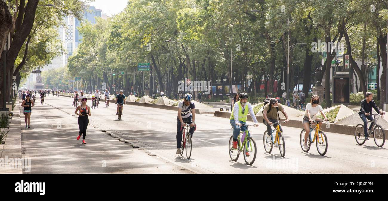Die Avenida Paseo de la Reforma in Mexiko-Stadt ist am Sonntagnachmittag für den Straßenverkehr gesperrt, sodass Läufer, Wanderer und Radfahrer die Straße nutzen können Stockfoto