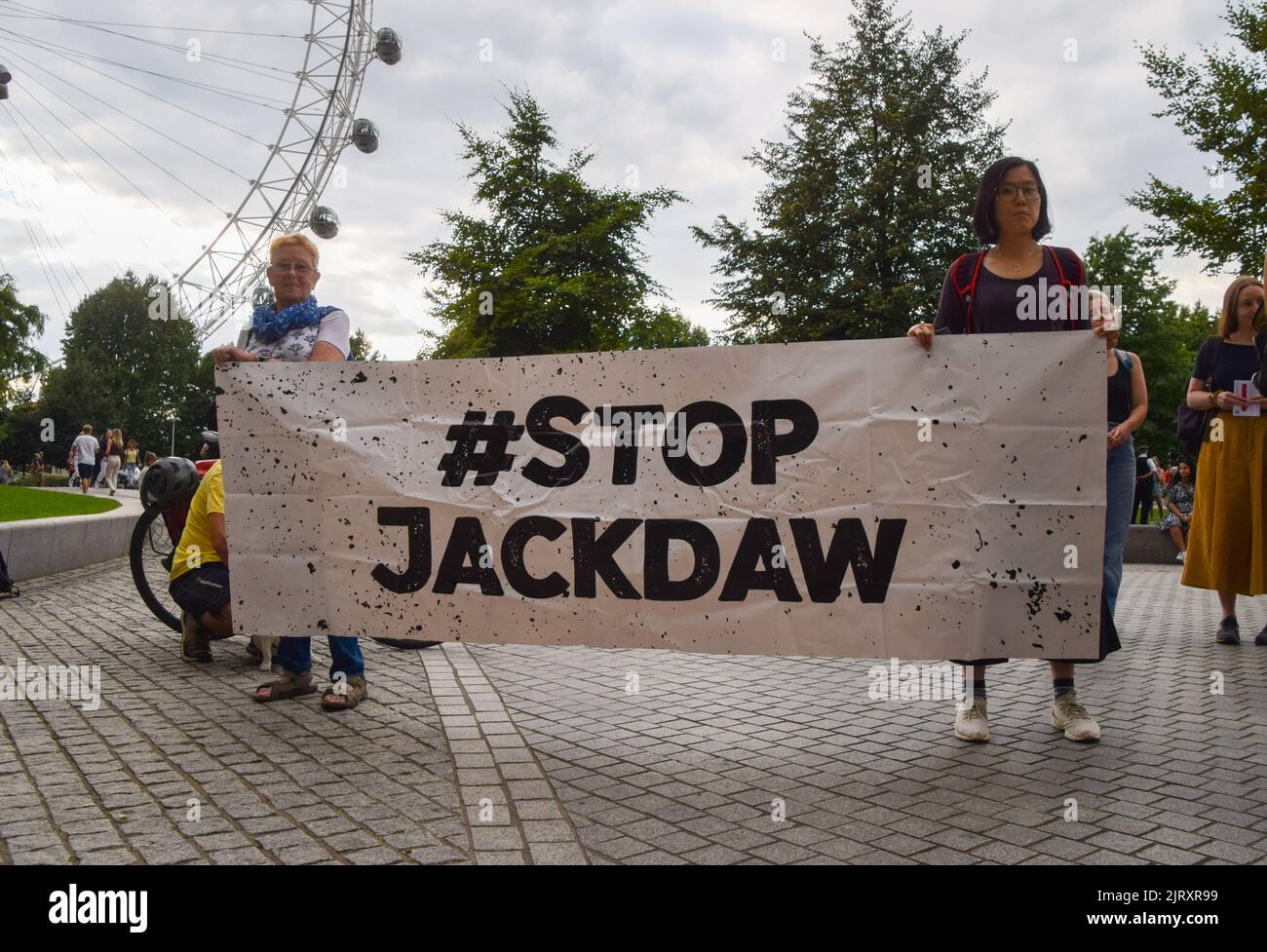 London, Großbritannien. 26. August 2022. Während der Demonstration halten die Demonstranten ein „Stop Jackdaw“-Banner. Demonstranten versammelten sich vor dem Shell-Hauptquartier in London, um gegen das Jackdaw-Gasfeld in der Nordsee zu protestieren. Kredit: SOPA Images Limited/Alamy Live Nachrichten Stockfoto