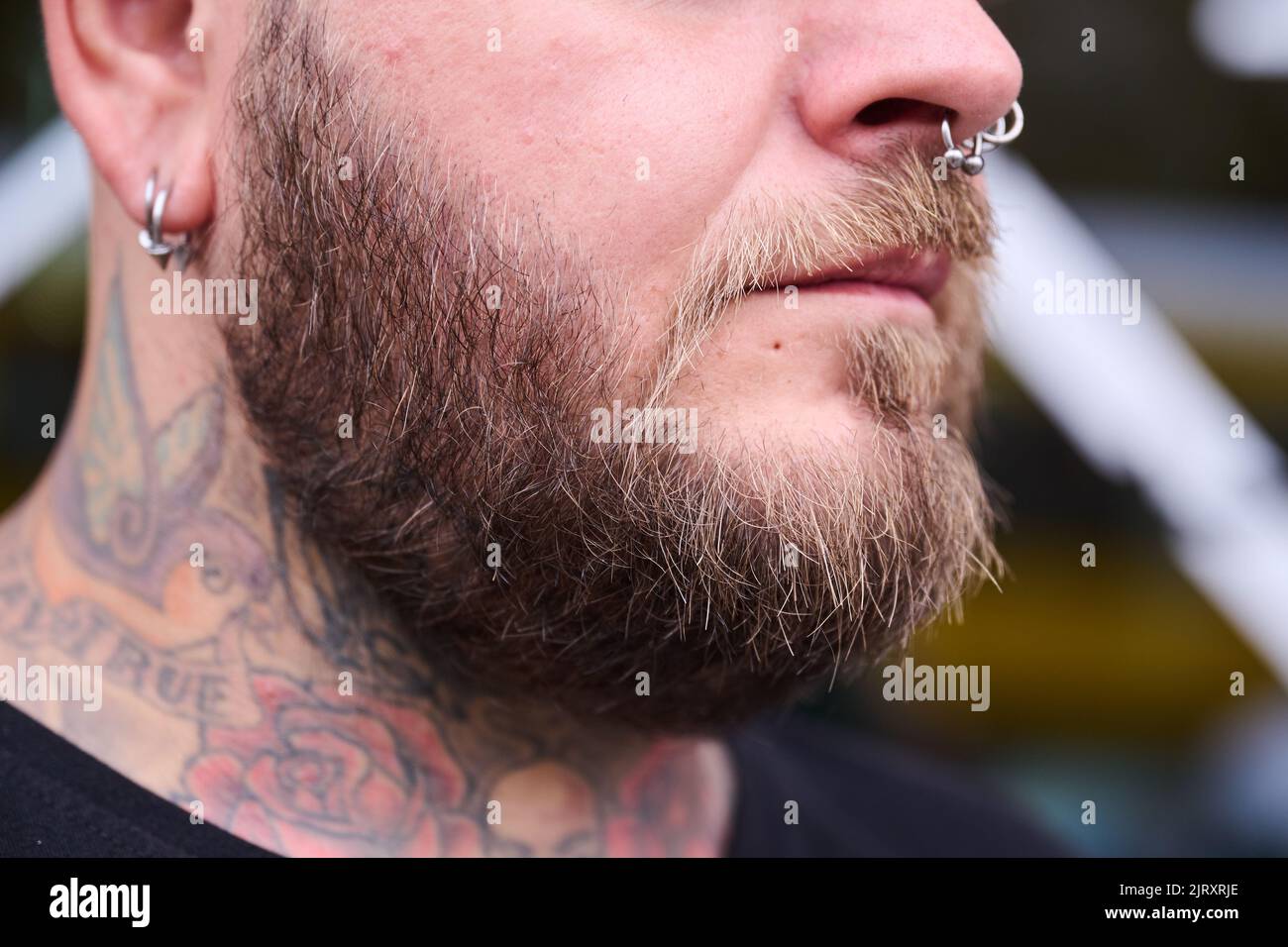 Berlin, Deutschland. 24. August 2022. Ein Tattoo-Künstler trägt einen Vollbart. (To dpa: 'Hairy Thing: Records and interesting facts about bards') Quelle: Annette Riedl/dpa/Alamy Live News Stockfoto