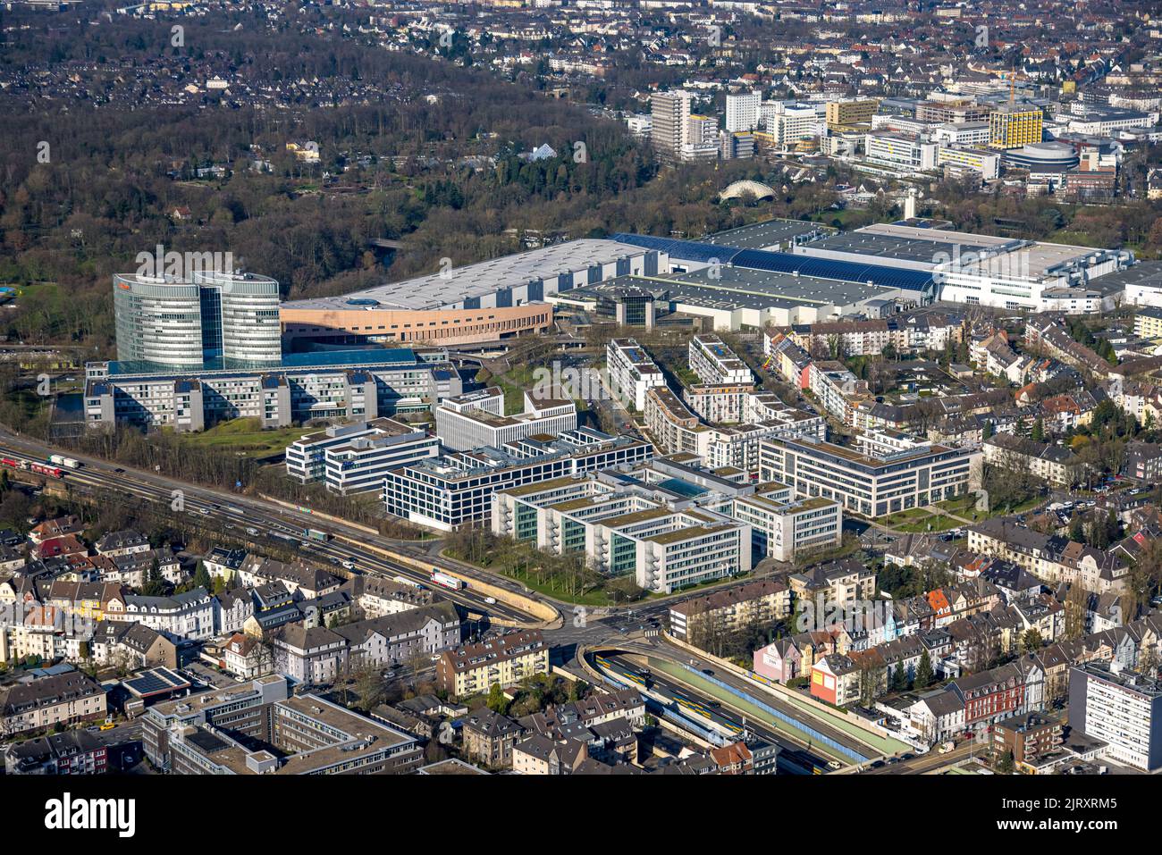 Luftaufnahme, Messehallen, Rüttenscheider Tor sowie Bürogebäude am Eon Campus und Brenntag und Atos im Essener Stadtteil Rüttenscheid, Stockfoto