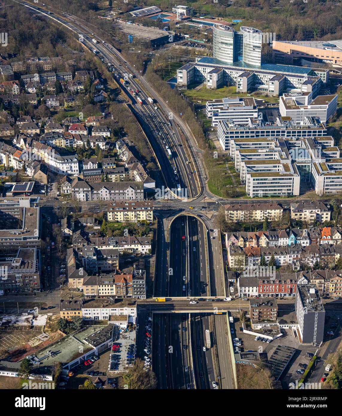 Luftaufnahme, Rüttenscheider Tor sowie die Bürogebäude von EON Campus und Brenntag und Atos im Stadtteil Rüttenscheid in Essen, Ruhrgebiet, Nort Stockfoto