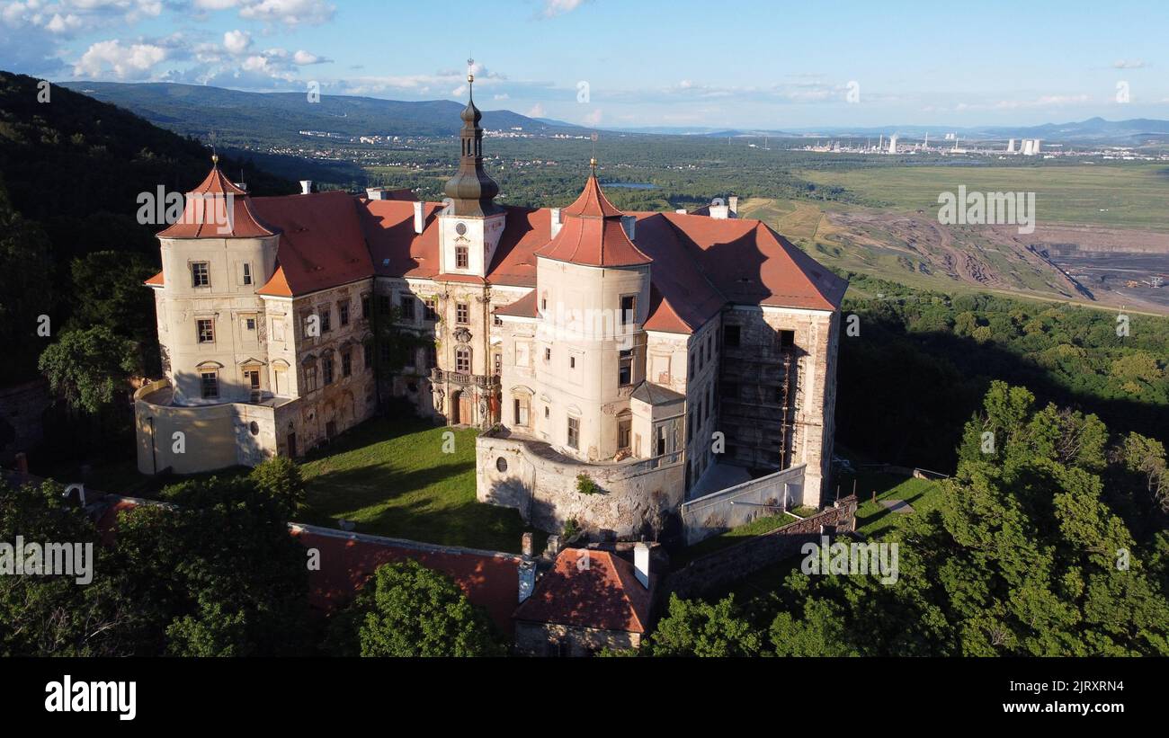 Schloss Jezeri in der Nähe des Kohlebergwerks in Nordböhmen, Staatliches Schloss Jezeři, Tschechische Republik. Panoramablick Stockfoto