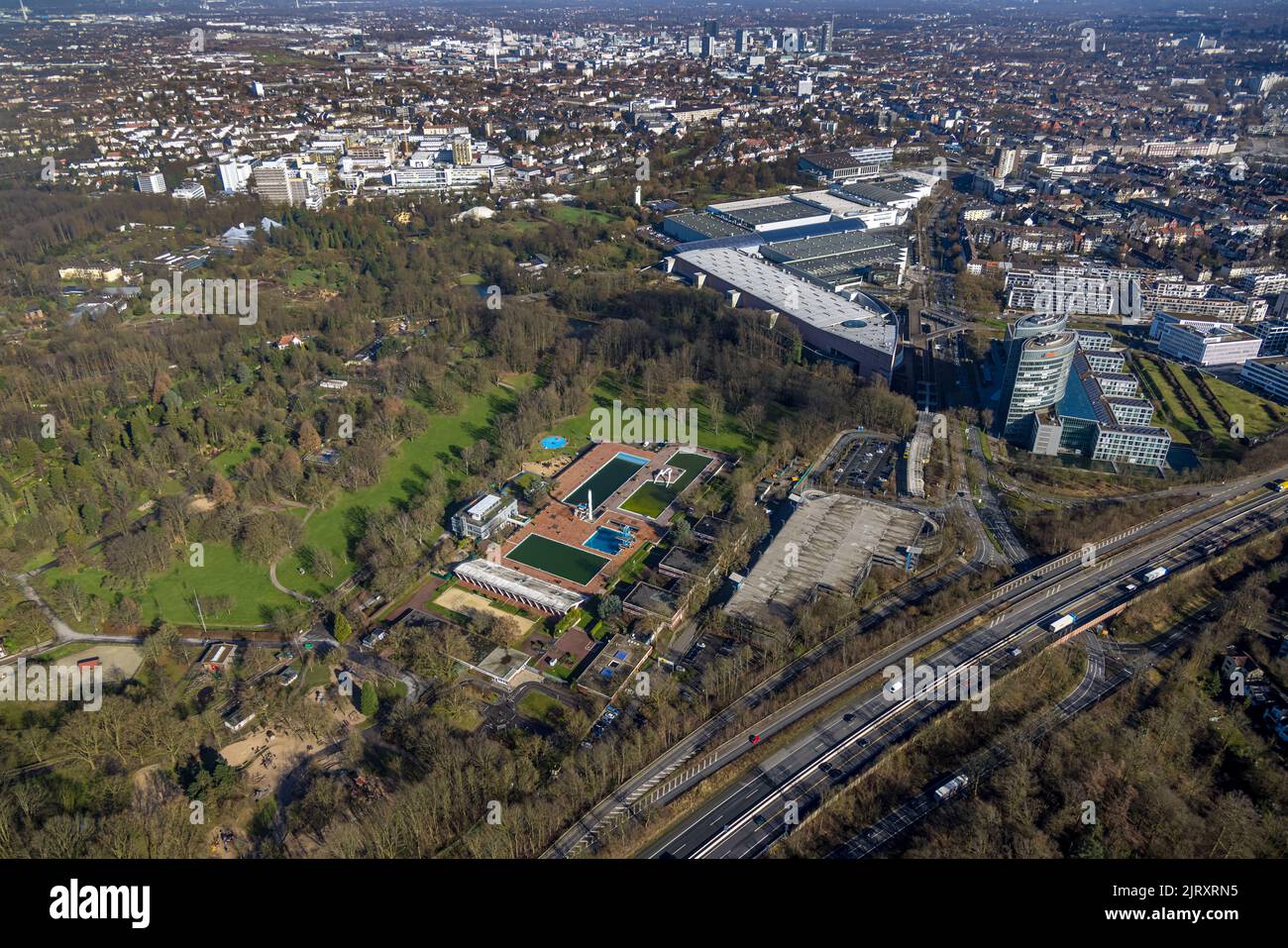 Luftaufnahme, Grugabad im Grugapark mit Messehallen im Landkreis Rüttenscheid in Essen, Ruhrgebiet, Nordrhein-Westfalen, Deutschland, Fledermaus Stockfoto