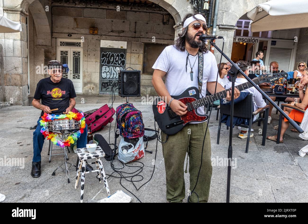 Eine Rockband spielt nachts in Vigo in Galizien, Spanien Stockfoto
