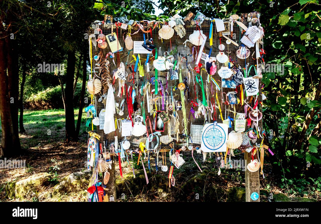 Eine Sammlung spiritueller Angebote der Camino de Santiago in Spanien Stockfoto