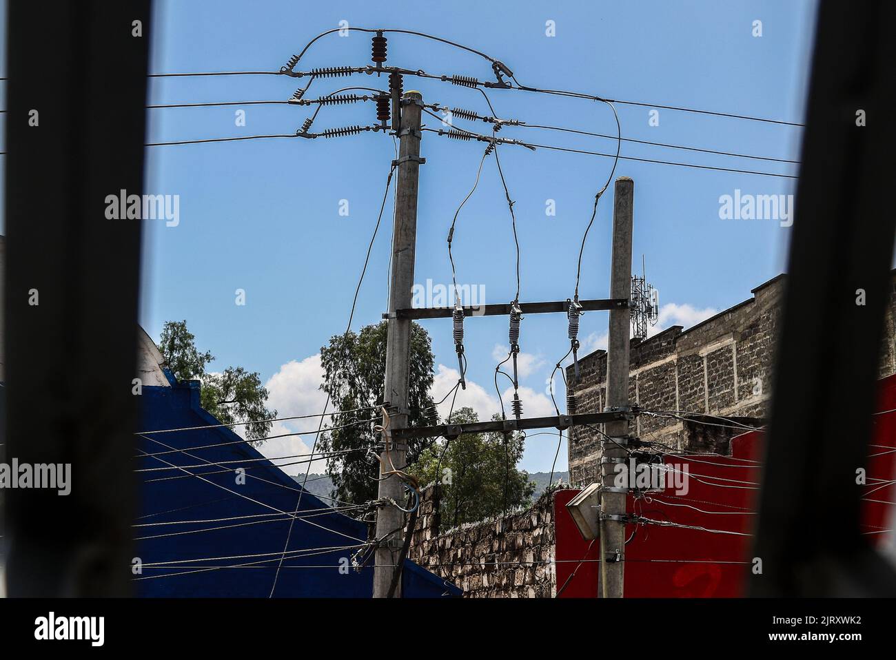 Nakuru, Kenia. 26. August 2022. Betonmasten mit Stromkabeln auf der Kenyatta Lane in Nakuru Town. Die ugandische Regierung hat letzte Woche damit begonnen, Strom aus Kenia zu importieren, um einen Stromausfall zu schließen, nachdem Überschwemmungen eine Abschaltung von 183Megawatt am Isimba-Wasserkraftdamm verursacht hatten. Der im März in Betrieb genommene Staudamm wurde teilweise von der chinesischen Exim Bank finanziert. (Foto von James Wakibia/SOPA Images/Sipa USA) Quelle: SIPA USA/Alamy Live News Stockfoto