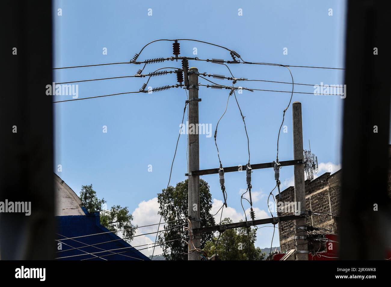 Nakuru, Kenia. 26. August 2022. Betonmasten mit Stromkabeln auf der Kenyatta Lane in Nakuru Town. Die ugandische Regierung hat letzte Woche damit begonnen, Strom aus Kenia zu importieren, um einen Stromausfall zu schließen, nachdem Überschwemmungen eine Abschaltung von 183Megawatt am Isimba-Wasserkraftdamm verursacht hatten. Der im März in Betrieb genommene Staudamm wurde teilweise von der chinesischen Exim Bank finanziert. (Foto von James Wakibia/SOPA Images/Sipa USA) Quelle: SIPA USA/Alamy Live News Stockfoto