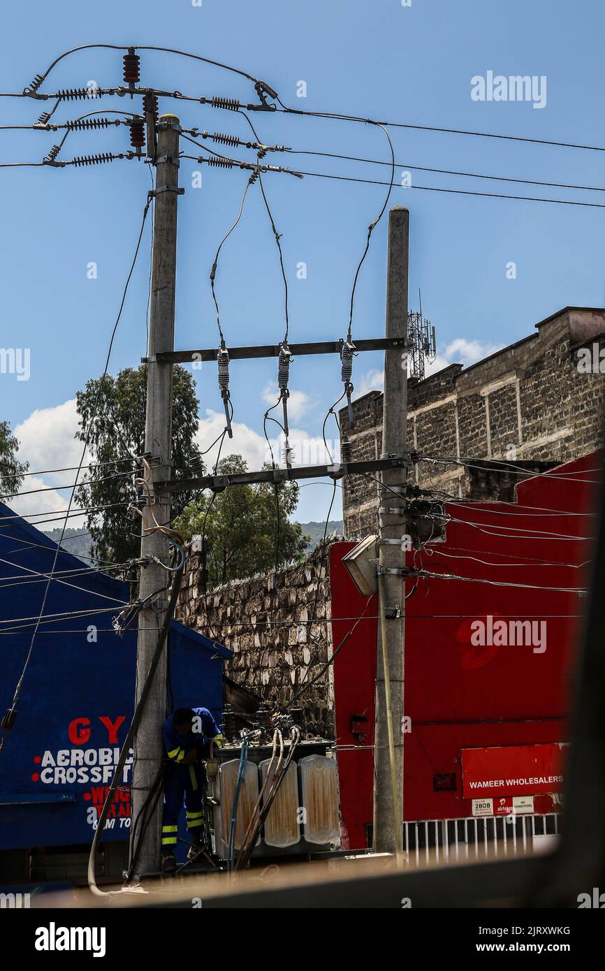 Nakuru, Kenia. 26. August 2022. Ein Techniker repariert einen Stromtransformator an der Kenyatta Lane in Nakuru Town. Die ugandische Regierung hat letzte Woche damit begonnen, Strom aus Kenia zu importieren, um einen Stromausfall zu schließen, nachdem Überschwemmungen eine Abschaltung von 183Megawatt am Isimba-Wasserkraftdamm verursacht hatten. Der im März in Betrieb genommene Staudamm wurde teilweise von der chinesischen Exim Bank finanziert. (Foto von James Wakibia/SOPA Images/Sipa USA) Quelle: SIPA USA/Alamy Live News Stockfoto