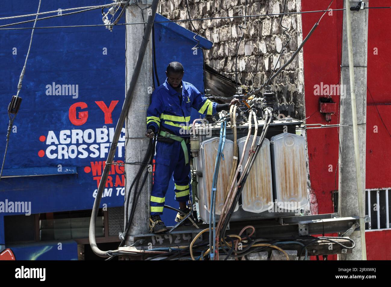 Nakuru, Kenia. 26. August 2022. Ein Techniker repariert einen Stromtransformator an der Kenyatta Lane in Nakuru Town. Die ugandische Regierung hat letzte Woche damit begonnen, Strom aus Kenia zu importieren, um einen Stromausfall zu schließen, nachdem Überschwemmungen eine Abschaltung von 183Megawatt am Isimba-Wasserkraftdamm verursacht hatten. Der im März in Betrieb genommene Staudamm wurde teilweise von der chinesischen Exim Bank finanziert. (Foto von James Wakibia/SOPA Images/Sipa USA) Quelle: SIPA USA/Alamy Live News Stockfoto