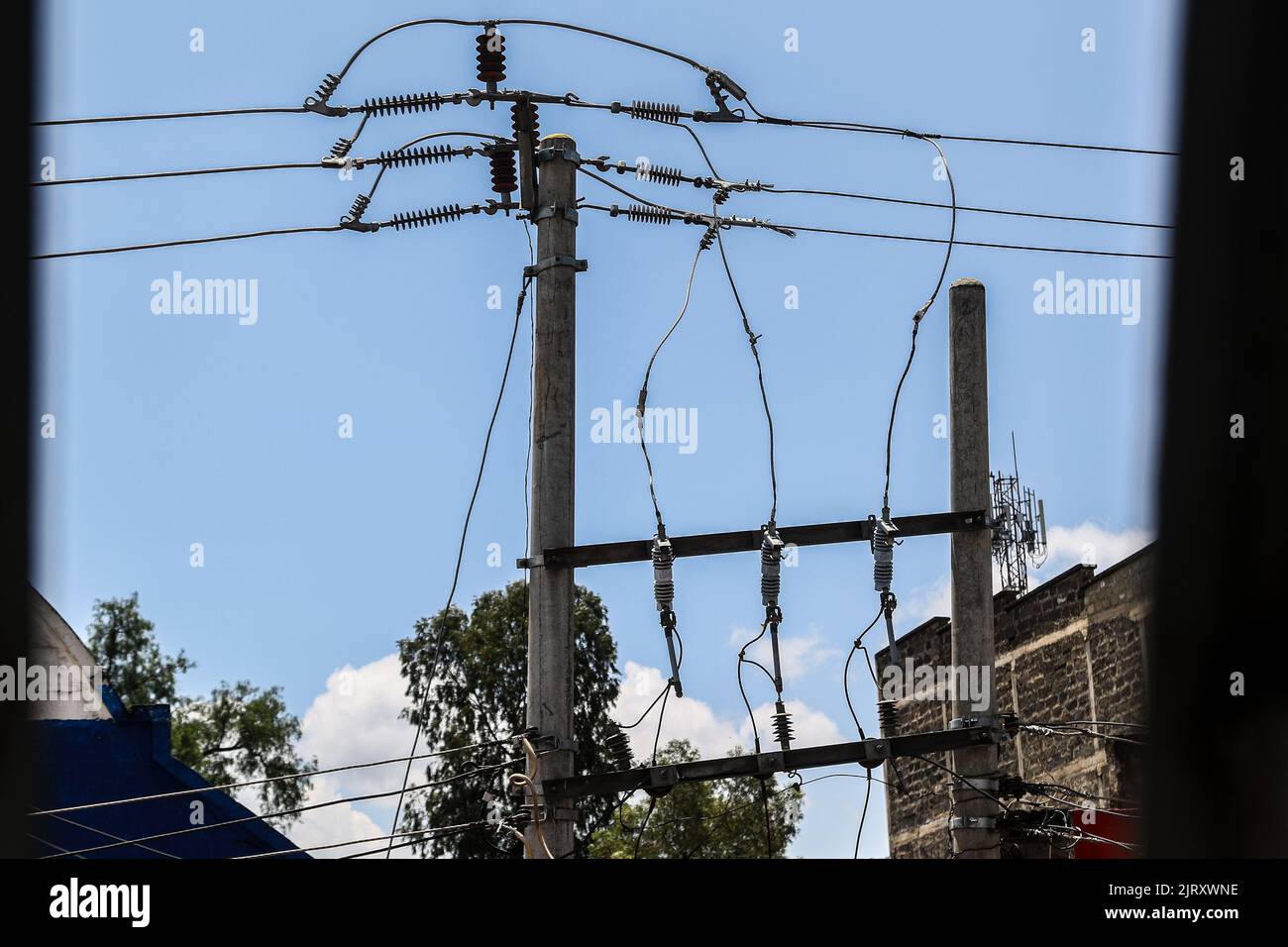 Nakuru, Kenia. 26. August 2022. Betonmasten mit Stromkabeln auf der Kenyatta Lane in Nakuru Town. Die ugandische Regierung hat letzte Woche damit begonnen, Strom aus Kenia zu importieren, um einen Stromausfall zu schließen, nachdem Überschwemmungen eine Abschaltung von 183Megawatt am Isimba-Wasserkraftdamm verursacht hatten. Der im März in Betrieb genommene Staudamm wurde teilweise von der chinesischen Exim Bank finanziert. (Foto von James Wakibia/SOPA Images/Sipa USA) Quelle: SIPA USA/Alamy Live News Stockfoto