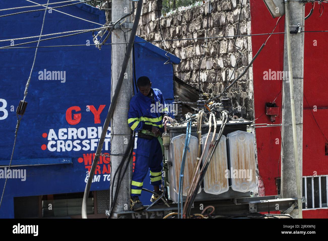 Nakuru, Kenia. 26. August 2022. Ein Techniker repariert einen Stromtransformator an der Kenyatta Lane in Nakuru Town. Die ugandische Regierung hat letzte Woche damit begonnen, Strom aus Kenia zu importieren, um einen Stromausfall zu schließen, nachdem Überschwemmungen eine Abschaltung von 183Megawatt am Isimba-Wasserkraftdamm verursacht hatten. Der im März in Betrieb genommene Staudamm wurde teilweise von der chinesischen Exim Bank finanziert. (Foto von James Wakibia/SOPA Images/Sipa USA) Quelle: SIPA USA/Alamy Live News Stockfoto
