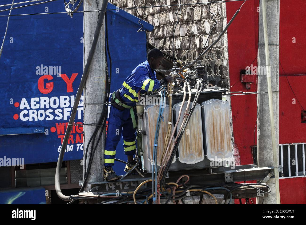 Nakuru, Kenia. 26. August 2022. Ein Techniker repariert einen Stromtransformator an der Kenyatta Lane in Nakuru Town. Die ugandische Regierung hat letzte Woche damit begonnen, Strom aus Kenia zu importieren, um einen Stromausfall zu schließen, nachdem Überschwemmungen eine Abschaltung von 183Megawatt am Isimba-Wasserkraftdamm verursacht hatten. Der im März in Betrieb genommene Staudamm wurde teilweise von der chinesischen Exim Bank finanziert. (Foto von James Wakibia/SOPA Images/Sipa USA) Quelle: SIPA USA/Alamy Live News Stockfoto