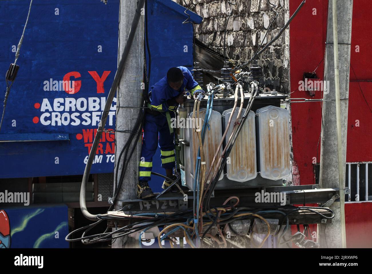 Nakuru, Kenia. 26. August 2022. Ein Techniker repariert einen Stromtransformator an der Kenyatta Lane in Nakuru Town. Die ugandische Regierung hat letzte Woche damit begonnen, Strom aus Kenia zu importieren, um einen Stromausfall zu schließen, nachdem Überschwemmungen eine Abschaltung von 183Megawatt am Isimba-Wasserkraftdamm verursacht hatten. Der im März in Betrieb genommene Staudamm wurde teilweise von der chinesischen Exim Bank finanziert. (Foto von James Wakibia/SOPA Images/Sipa USA) Quelle: SIPA USA/Alamy Live News Stockfoto