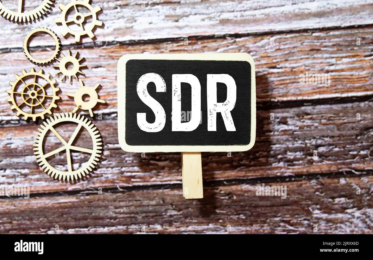 SDR Special Drawing Rights ist das Akronym hinter zerrissenem Büropapier mit Zahlen Stockfoto