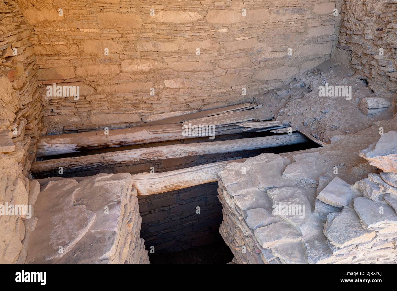 Bodenschichten im ältesten Teil von Pueblo Bonito, Chaco Culture National Historic Park, New Mexico, USA Stockfoto