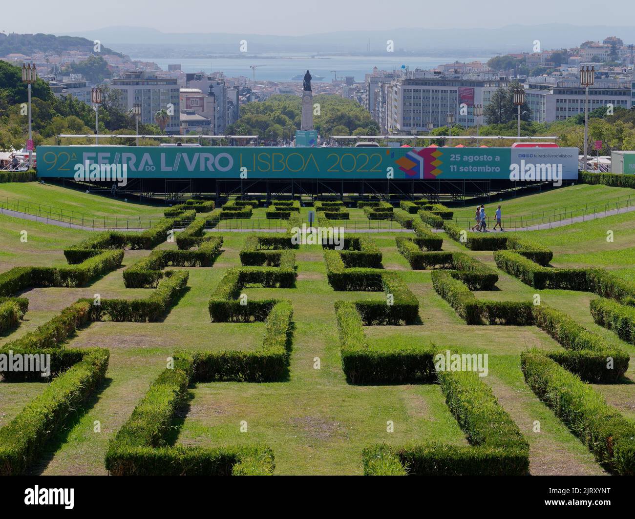 Blick vom Edward VII Park in Lissabon auf das Stadtzentrum mit dem Fluss Tejo dahinter. Portugal. Stockfoto