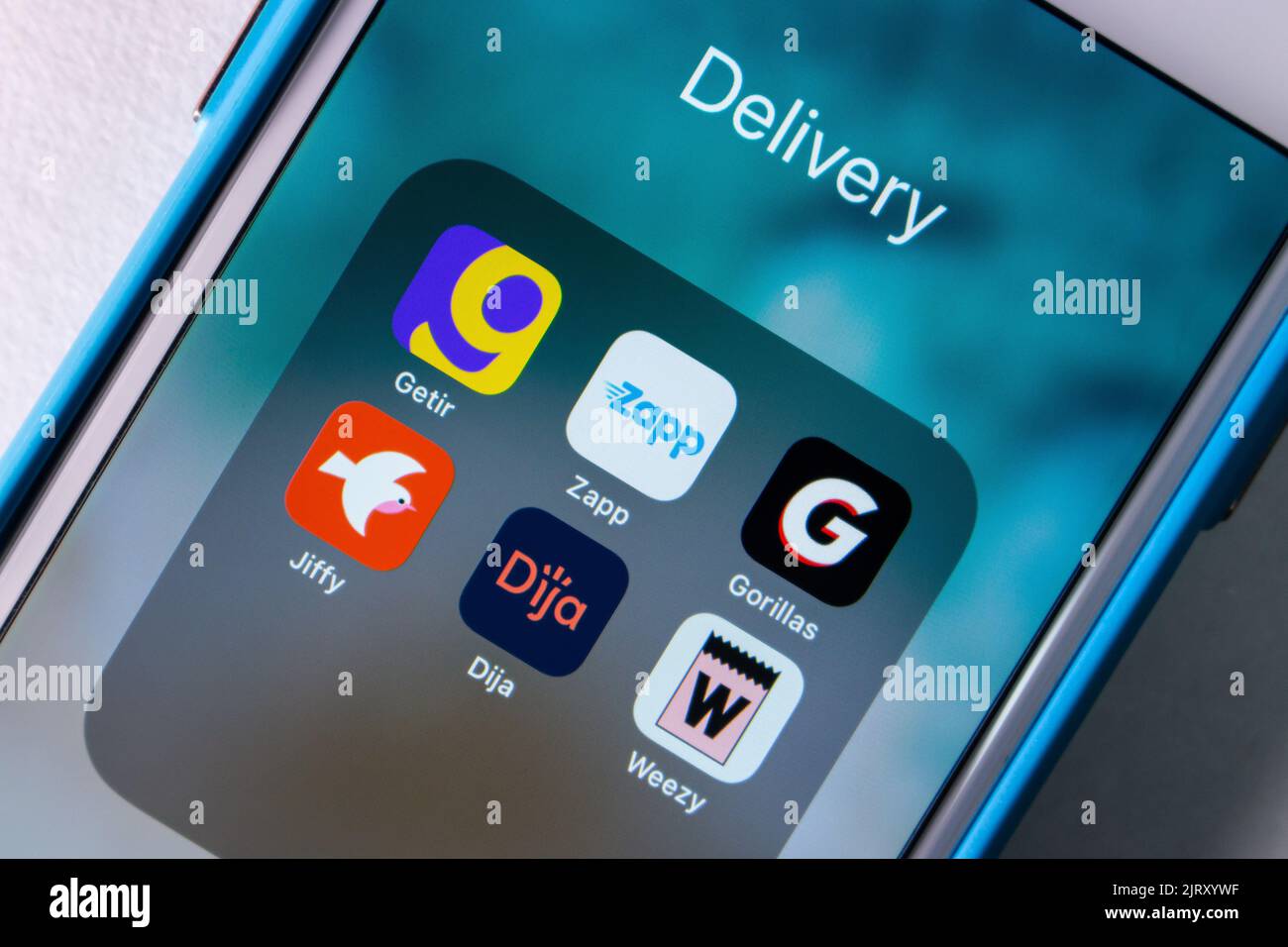 Symbole für Getir, Zapp App, Gorillas, Jiffy Grocery, Dija und Weezy UK auf einem iPhone. Beliebte Lebensmittelzustellung Start-up oder Service in Großbritannien, und Europa-Konzept Stockfoto