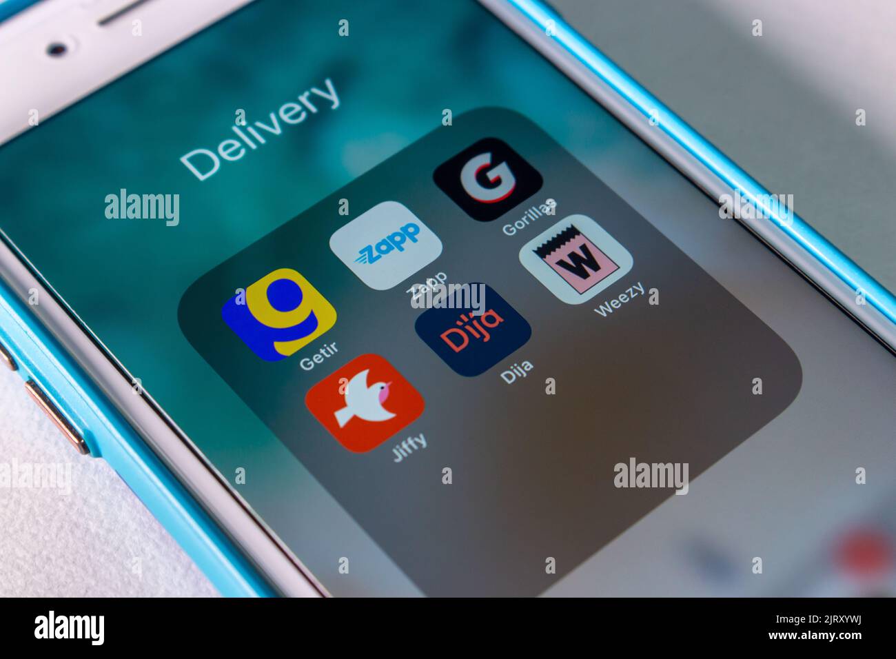 Symbole für Getir, Zapp App, Gorillas, Jiffy Grocery, Dija und Weezy UK auf einem iPhone. Beliebte Lebensmittelzustellung Start-up oder Service in Großbritannien, und Europa-Konzept Stockfoto