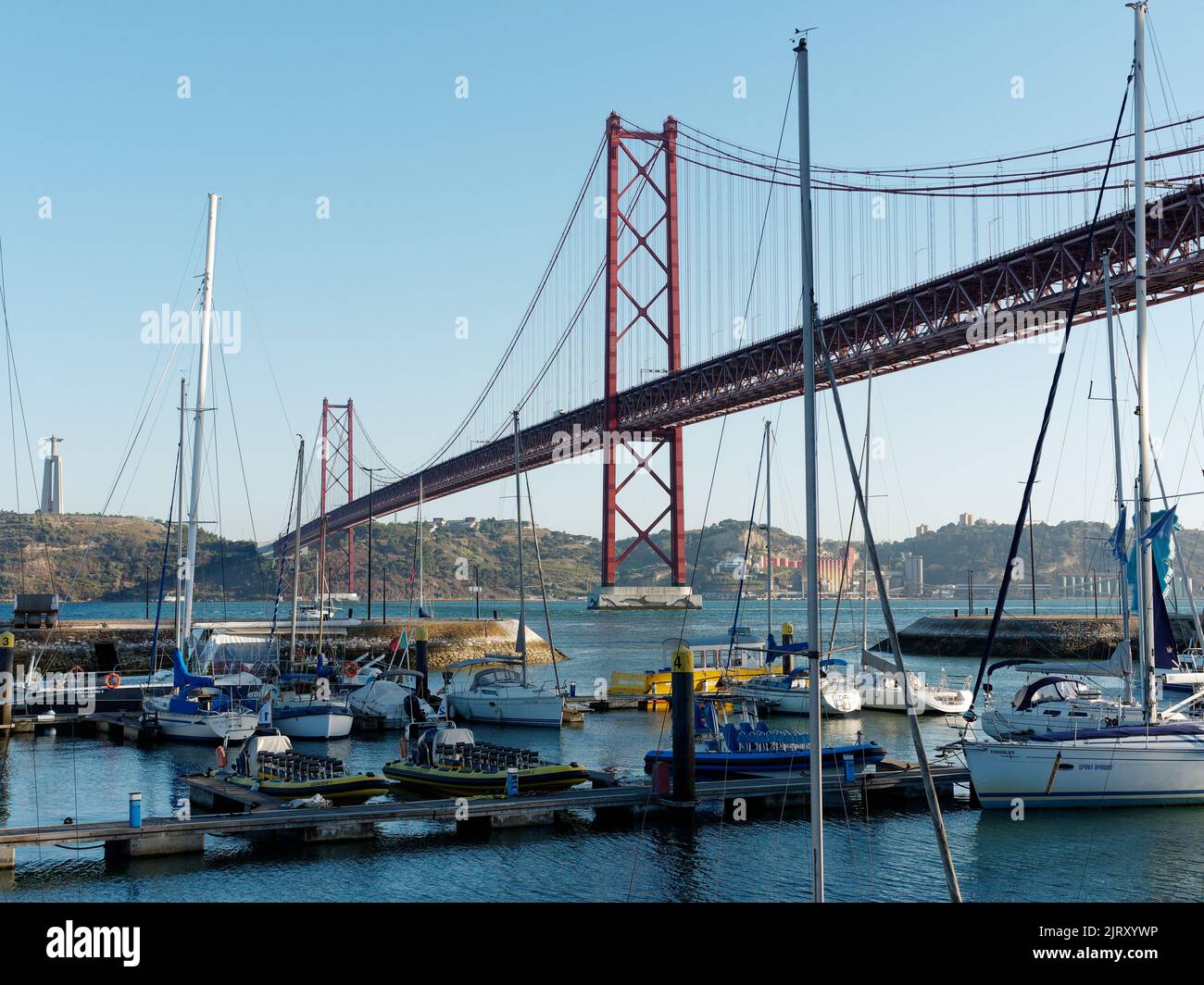 Ponte 25 de Abril (Brücke vom 25. April) über den Fluss Tejo in Lissabon, Portugal. Stockfoto