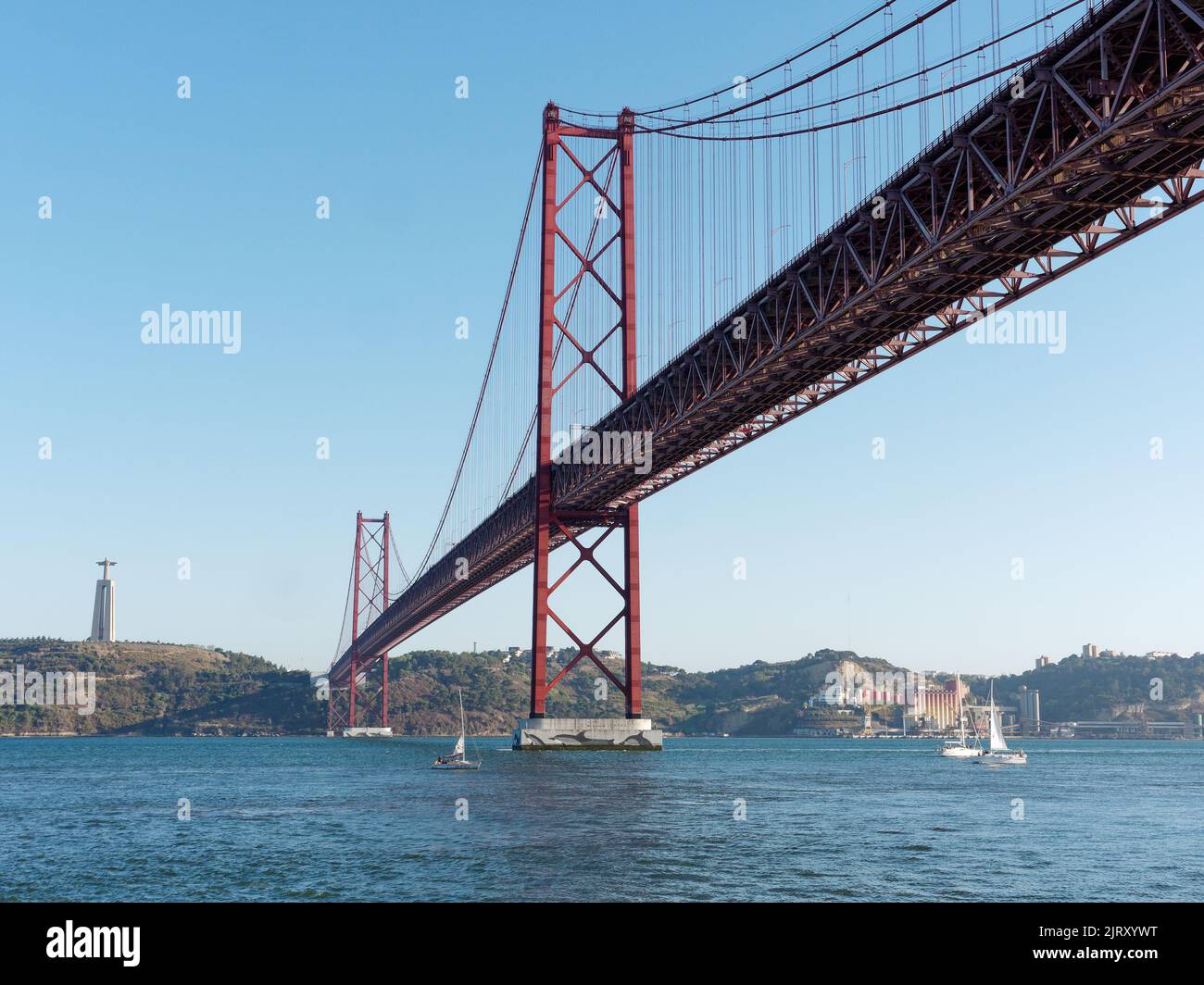 Ponte 25 de Abril (Brücke vom 25. April) über den Fluss Tejo in Lissabon, Portugal. Christus, der König, ist gegangen Stockfoto