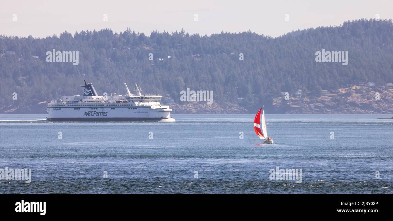 Gulf Islands, British Columbia, Kanada - 14. Juli 2022: BC Fähren fahren an den Inseln an der Westküste des Pazifischen Ozeans vorbei. Stockfoto