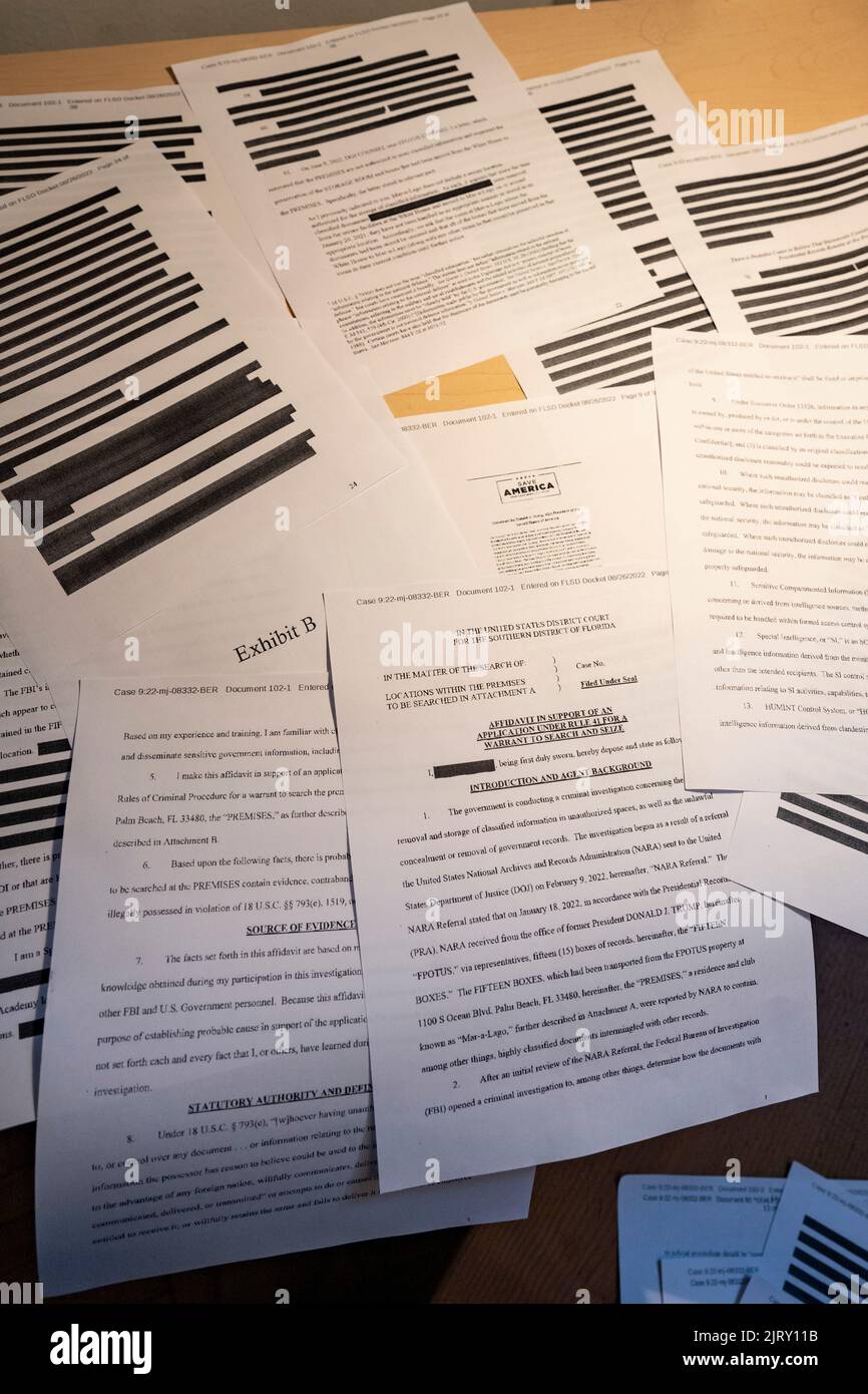 New York, USA. 26. August 2022. 26. August 2022: New York City, USA: Das US-Justizministerium veröffentlicht eine stark redigierte eidesstattliche Erklärung, die verwendet wurde, um einen Durchsuchungsbefehl für das Anwesen des ehemaligen Präsidenten Donald J. Trump in Mar-A-Lago, Florida, zu erhalten. Das FBI überfiel den Country Club, um vertrauliche Dokumente zu sichern, die vom ehemaligen Präsidenten Trump genommen und im Keller und in Safes auf dem Gelände aufbewahrt wurden. Der Durchsuchungsbefehl, der von US-Staatsanwalt Juan Antonio Gonzalez erstellt wurde, wurde von Jay Bratt von der Abteilung für Geheimdienste und Ausfuhrkontrolle der nationalen Sicherheitsabteilung unterzeichnet Stockfoto