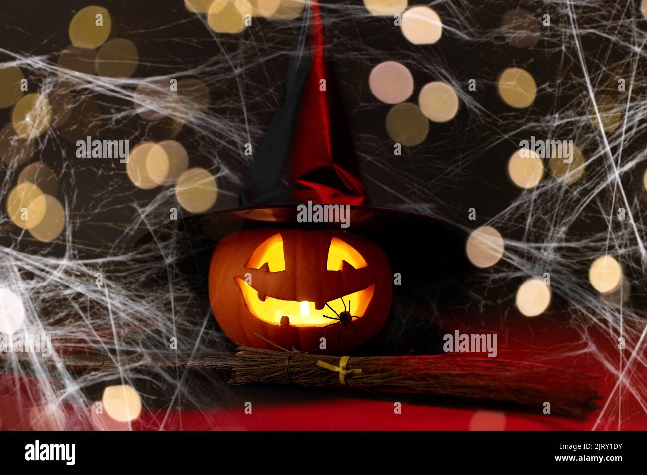 halloween Jack-o-Laterne in Hexenhut und Besen Stockfoto