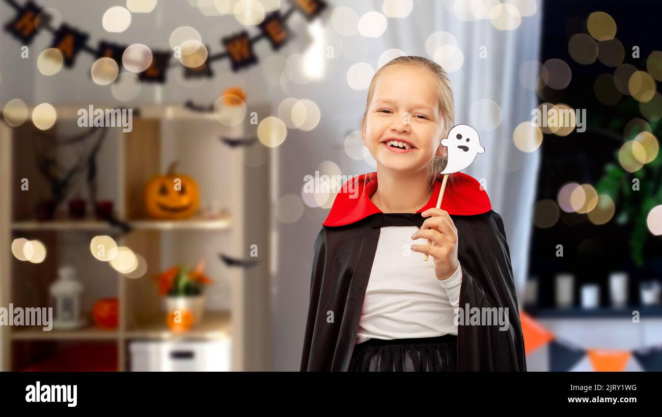 Mädchen im Kostüm von dracula mit Umhang an halloween Stockfoto