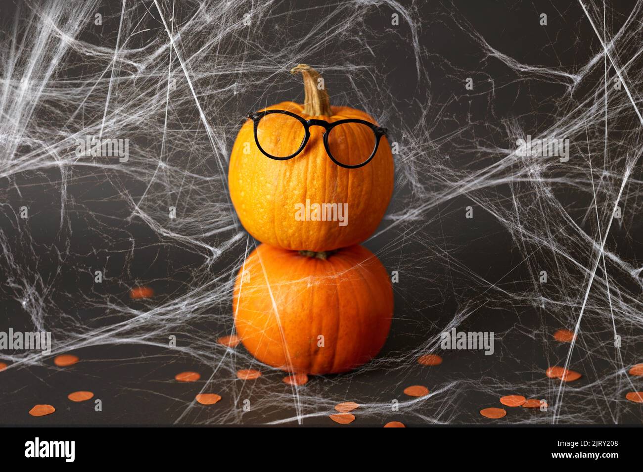 halloween Kürbisse mit Brille und Spinnennetz Stockfoto
