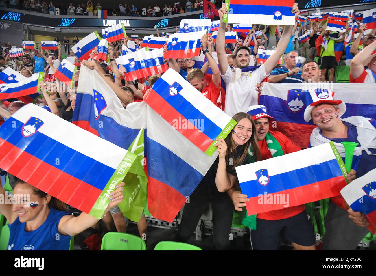 Slowenische Fans bei der Volleyball-Weltmeisterschaft 2022 in der Arena Stozice, Ljubljana Stockfoto