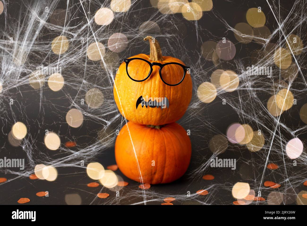 halloween Kürbisse mit Brille, Fledermaus und Spinnennetz Stockfoto