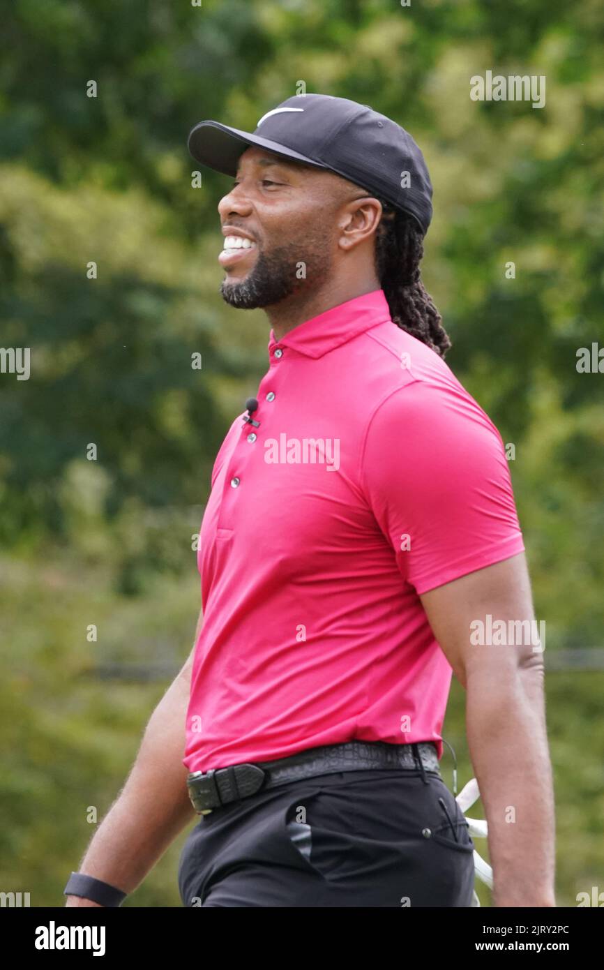 Atlanta, Georgia, USA. 24. August 2022. ATLANTA - 24. AUGUST: Larry Fitzgerald geht während der TOUR Championship Charity Challenge am 24. August 2022 im East Lake Golf Club in Atlanta, Georgia, über die 11. Löcher. (Bild: © Debby Wong/ZUMA Press Wire) Stockfoto