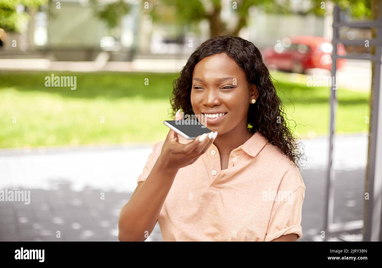 afrikanische Frau, die Stimme auf dem Smartphone aufzeichnet Stockfoto