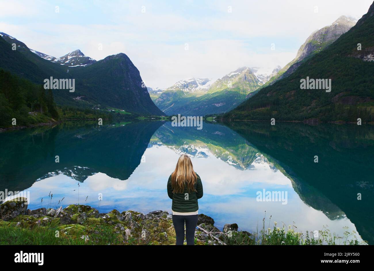 Abenteuer Frau genießen Blick auf den majestätischen Bergsee erkunden Reise entdecken schöne Erde Stockfoto