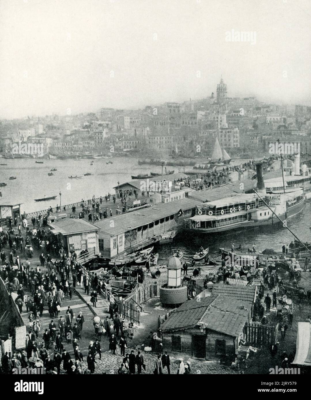 Dieses Foto aus dem Jahr 1913 zeigt die Galata-Brücke in Konstantinopel (vorn.Chr. Istanbul) in der Türkei, die Galata und Pera verbindet. Die Galata-Brücke ist eine Brücke, die das Goldene Horn in Istanbul, Türkei, überspannt. Vor allem seit dem Ende des 19.. Jahrhunderts ist die Brücke in der türkischen Literatur, im Theater, in der Poesie und in Romanen zu finden. Die Brücke verbindet Europa und Asien., Anfang 1900s, Anfang 20. Jahrhundert Stockfoto